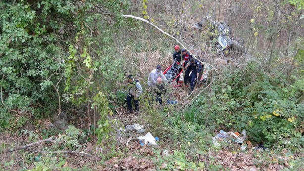 Foto - Bursa'da feci kaza! Otomobil 15 metre yükseklikten dereye uçtu