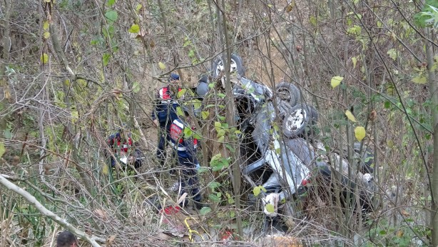 Foto - Bursa'da feci kaza! Otomobil 15 metre yükseklikten dereye uçtu