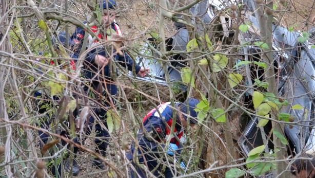 Foto - Bursa'da feci kaza! Otomobil 15 metre yükseklikten dereye uçtu