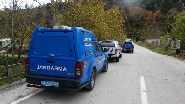 Foto - Bursa'da feci kaza! Otomobil 15 metre yükseklikten dereye uçtu