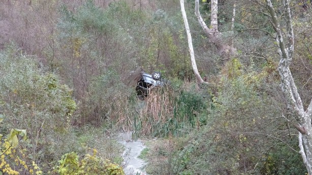 Foto - Bursa'da feci kaza! Otomobil 15 metre yükseklikten dereye uçtu