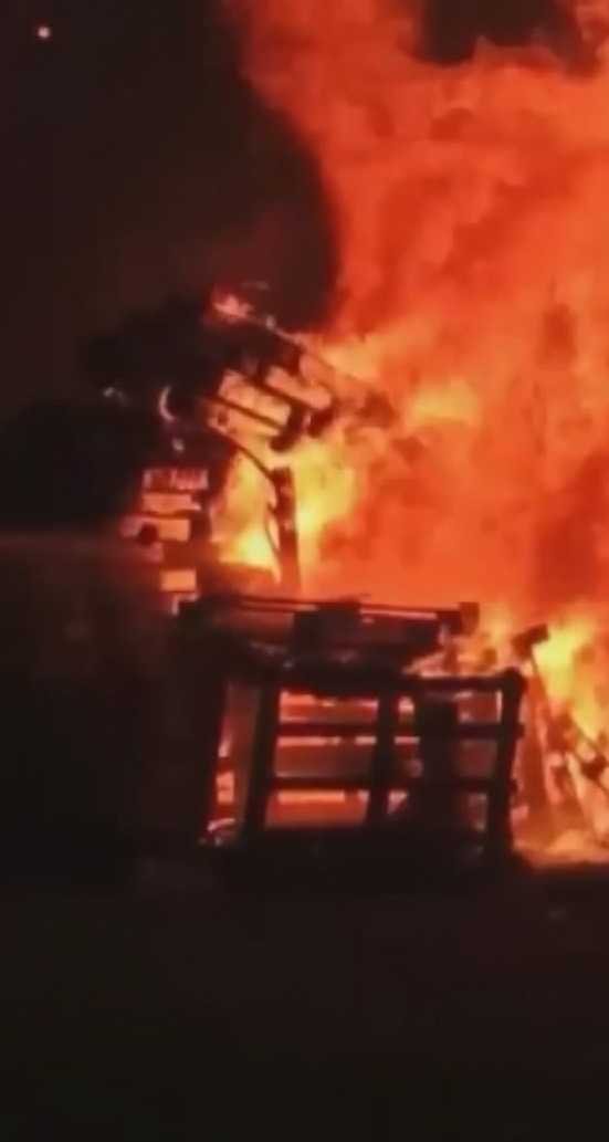 Bursa’da fırtına hayatı felç etti