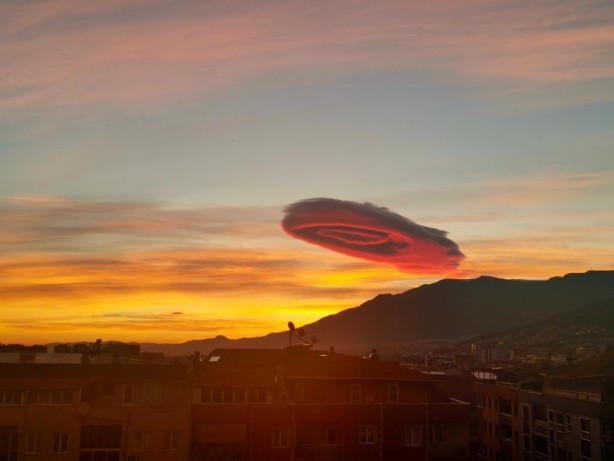 Foto - Bursa'da görülen bulut için korkutan açıklama: İnşallah bu olmaz