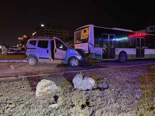 Foto - Bursa'da hafif ticari araç park halindeki otobüse çarptı