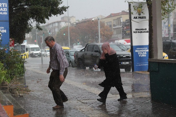 Foto - Bursa'da ilginç anlar! Yağmuru fırsat bilip banyo yaptı