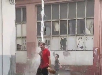 Foto - Bursa'da ilginç anlar! Yağmuru fırsat bilip banyo yaptı