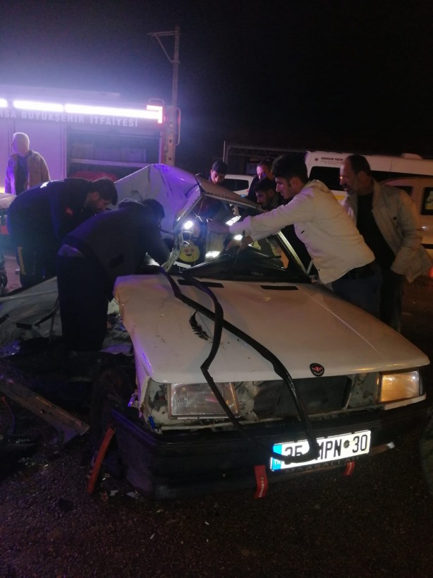 Foto - Bursa’da kamyon ile otomobil çarpıştı : 2 yaralı