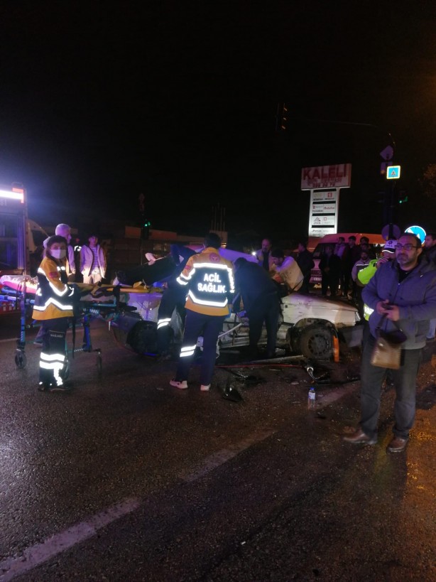 Foto - Bursa’da kamyon ile otomobil çarpıştı : 2 yaralı