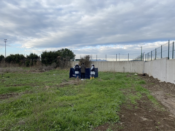 Foto - Olay yerine gelen ekipler, yarısı köpekler tarafından parçalanmış halde bir erkek cesedi buldu.