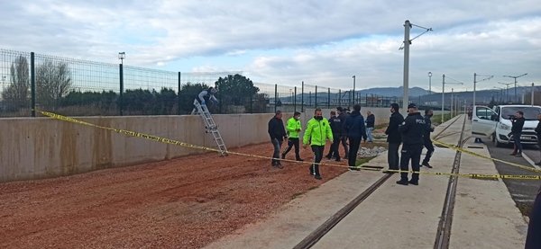 Foto - Bursa Şehirler Arası Otobüs Terminali’nin arkasındaki yeşil alanda bulunan arıtma tesisinin çalışanları sokak köpeklerinin bir şeylerle uğraştığını görerek polise haber verdi.