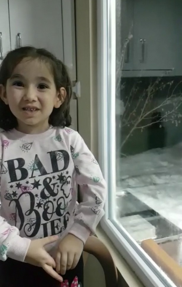 Foto - Bursa'da kapılarına gelen tilkiyi elleriyle beslediler