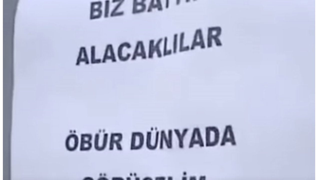 Foto - Bursa’da kepenk indiren esnaftan çok konuşulacak veda: Camına öyle bir mesaj astı ki…