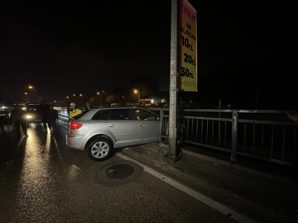 Foto - Bursa'da kontrolden çıkan otomobil bariyerde asılı kaldı