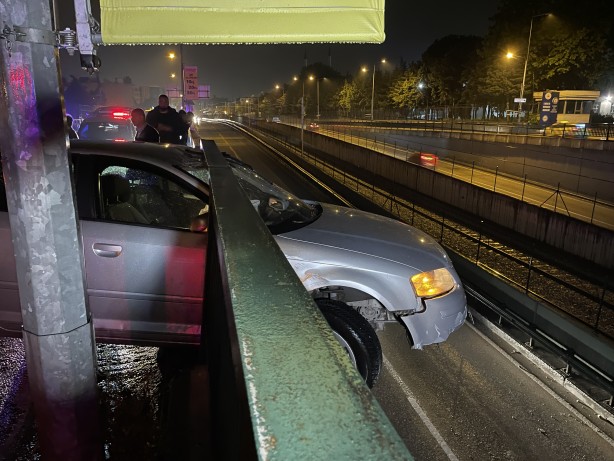 Bursa'da kontrolden çıkan otomobil bariyerde asılı kaldı