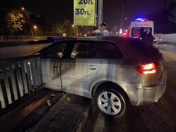 Foto - Bursa'da kontrolden çıkan otomobil bariyerde asılı kaldı