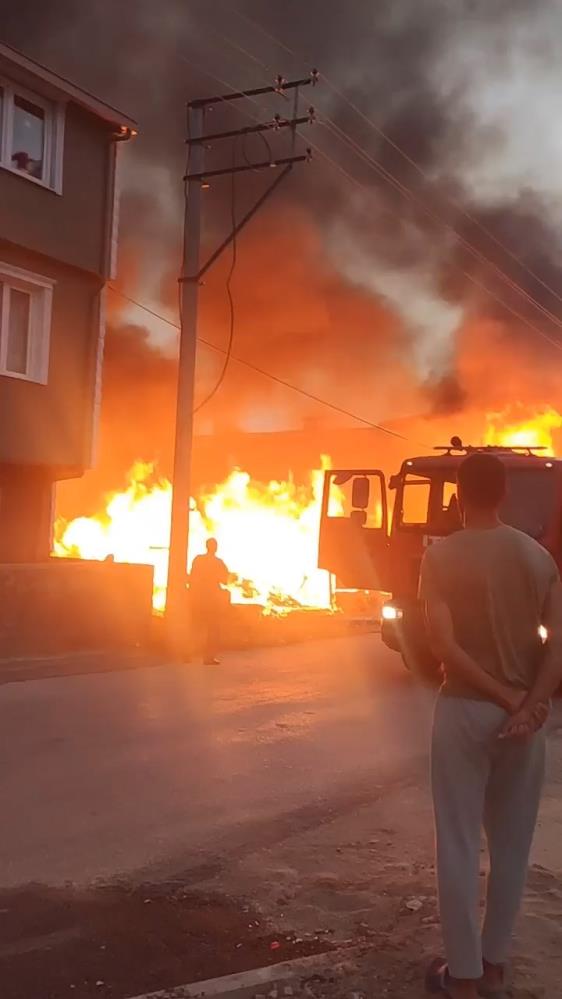 Foto - Bursa’da korkutan yangın