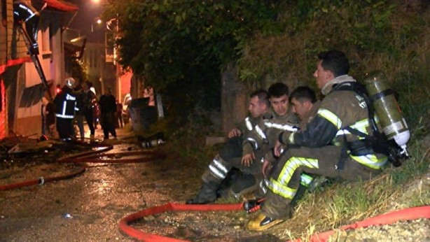 Foto - Bursa'da korkutan yangın! Üç evi alevler yuttu