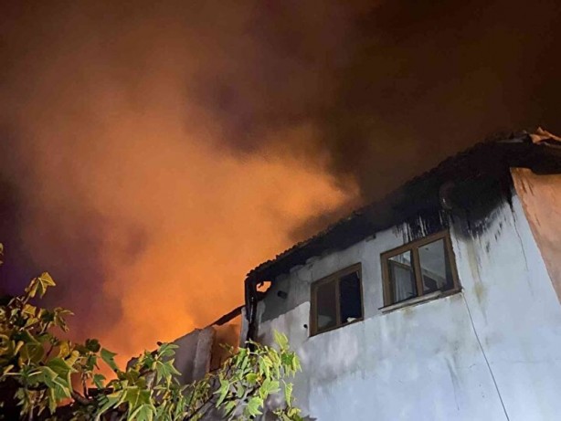 Foto - Bursa'da korkutan yangın! Üç evi alevler yuttu
