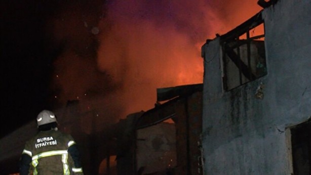 Foto - Bursa'da korkutan yangın! Üç evi alevler yuttu