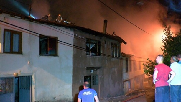 Foto - Bursa'da korkutan yangın! Üç evi alevler yuttu