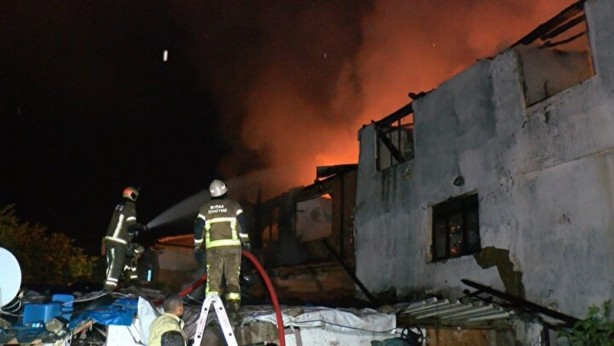 Foto - Bursa'da korkutan yangın! Üç evi alevler yuttu