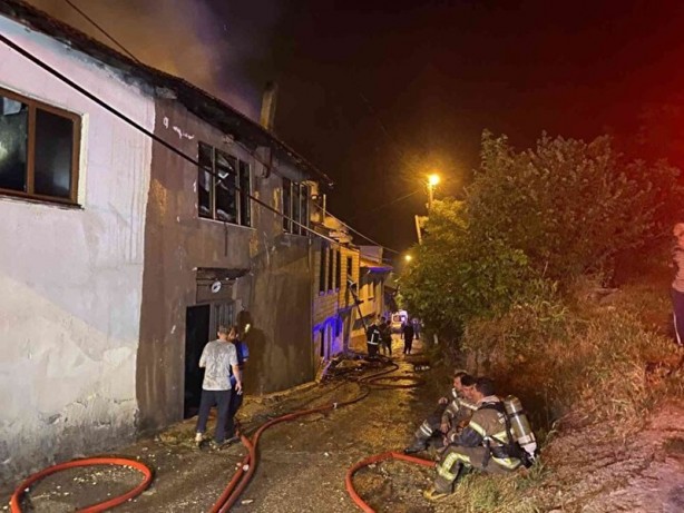 Foto - Bursa'da korkutan yangın! Üç evi alevler yuttu