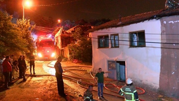 Foto - Bursa'da korkutan yangın! Üç evi alevler yuttu