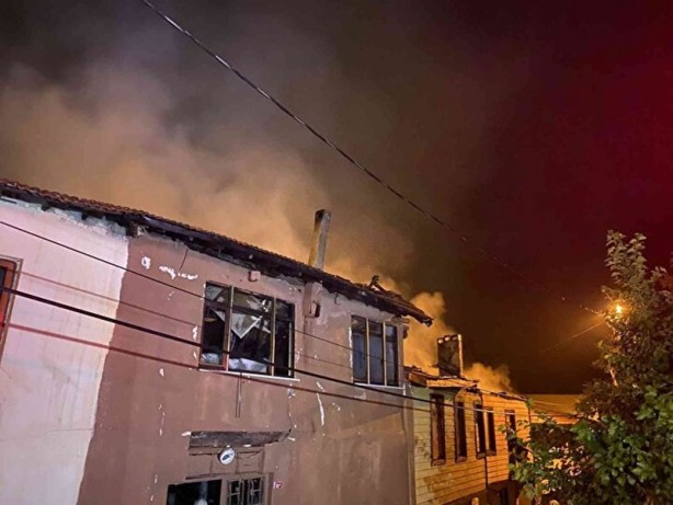 Foto - Bursa'da korkutan yangın! Üç evi alevler yuttu