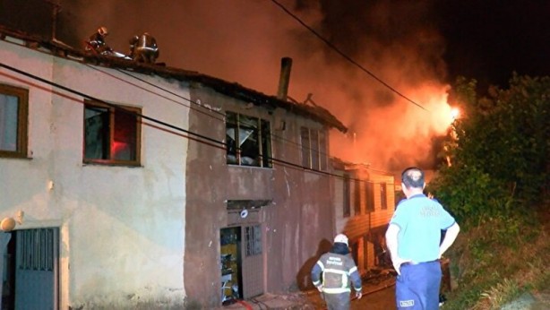 Foto - Bursa'da korkutan yangın! Üç evi alevler yuttu