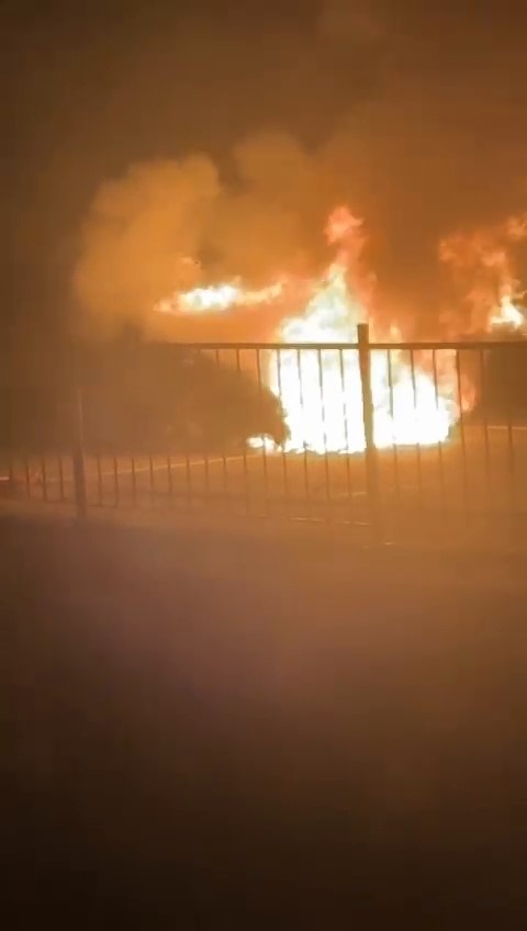 Foto - Bursa'da lüks otomobil alev alev yandı