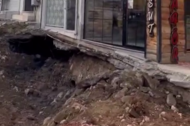 Foto - Bursa'da mahallenin altından çıktı! Kentte herkes 'Bu nasıl olur?' diye birbirine sormaya başladı