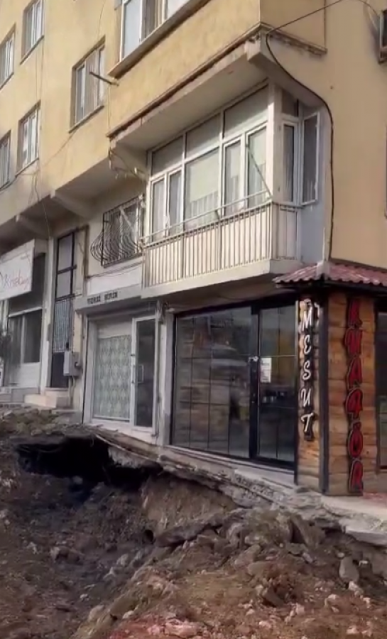 Foto - Bursa'da mahallenin altından çıktı! Kentte herkes 'Bu nasıl olur?' diye birbirine sormaya başladı