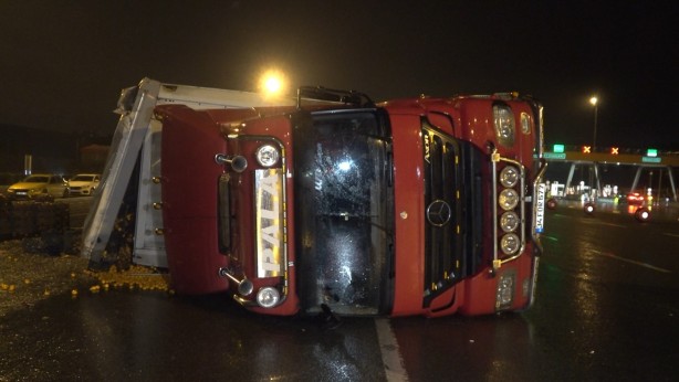 Foto - Bursa’da meyve yüklü tır devrildi