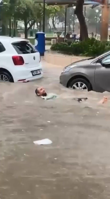 Foto - Bursa'da otobüs terminalinin çatısı çöktü! Korku dolu anlar güvenlik kameralarına yansıdı..
