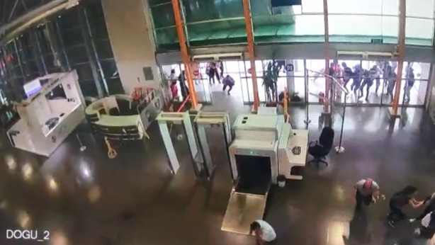 Foto - Bursa'da otobüs terminalinin çatısı çöktü! Korku dolu anlar güvenlik kameralarına yansıdı..