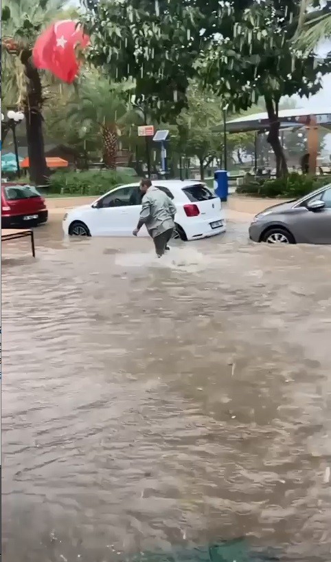 Foto - Bursa'da otobüs terminalinin çatısı çöktü! Korku dolu anlar güvenlik kameralarına yansıdı..