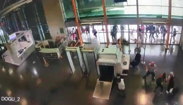 Bursa'da otobüs terminalinin çatısı çöktü! Korku dolu anlar güvenlik kameralarına yansıdı..