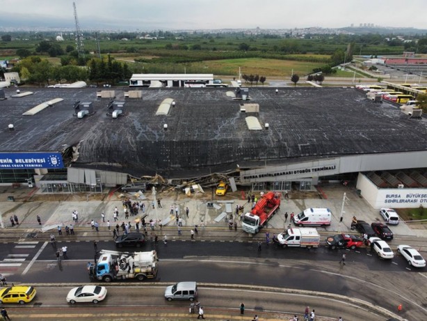 Bursa'da sağanak! Su bastı, ağaçlar devrildi