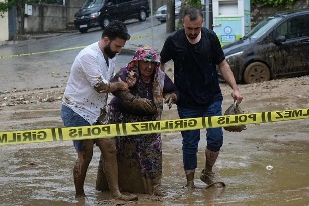 Foto - Bursa'da şiddetli sağanak: Metro göle döndü, çok sayıda ev ve iş yerini su bastı