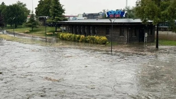 Foto - Bursa'da şiddetli sağanak: Metro göle döndü, çok sayıda ev ve iş yerini su bastı