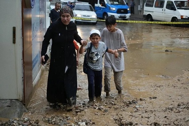 Foto - Bursa'da şiddetli sağanak: Metro göle döndü, çok sayıda ev ve iş yerini su bastı
