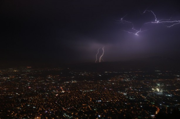 Bursa'da şimşekler görsel şölen oluşturdu