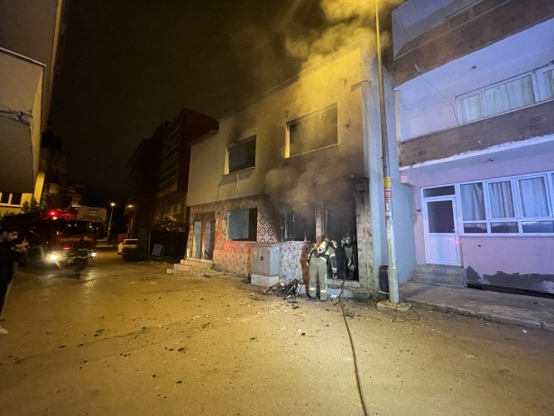 Foto - Bursa'da sinir krizi geçiren bir kişi 2 katlı evlerini yaktı