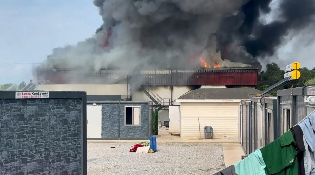 Bursa'da soğuk hava deposu alev alev yandı