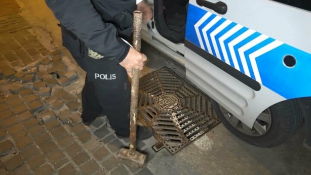 Foto - Bursa'da Ulu Cami'ye balyozlu saldırı: Korkulukları haç işaretine benziyor