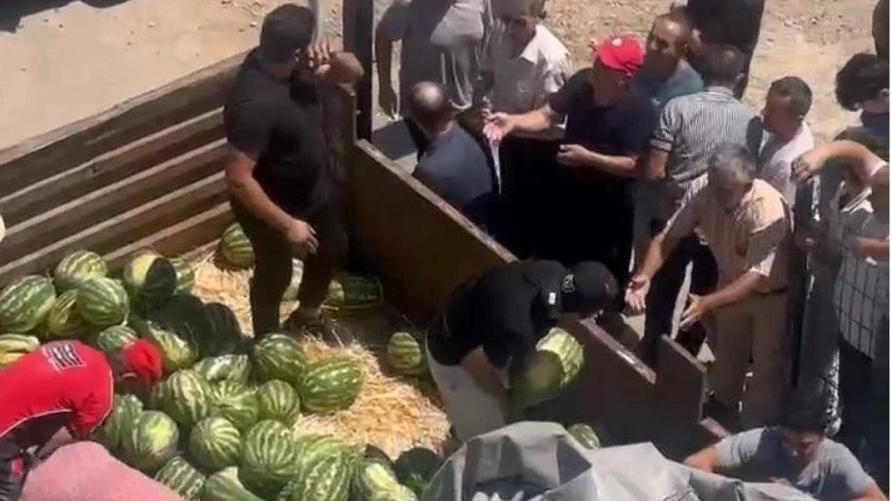 Bursa’da vatandaşa 12 ton karpuz ücretsiz verildi