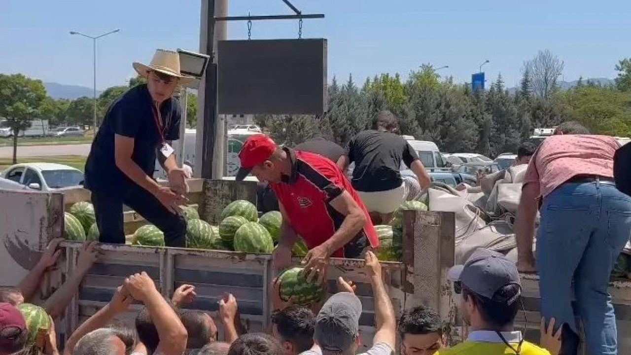 Foto - Bursa’da vatandaşa 12 ton karpuz ücretsiz verildi