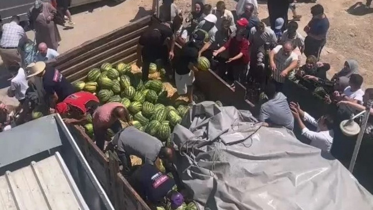 Foto - Bursa’da vatandaşa 12 ton karpuz ücretsiz verildi