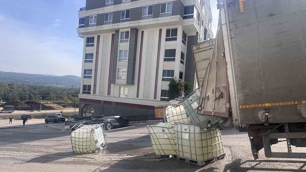 Foto - Bursa'da yola kimyasal sızdı: Cadde trafiğe kapatıldı