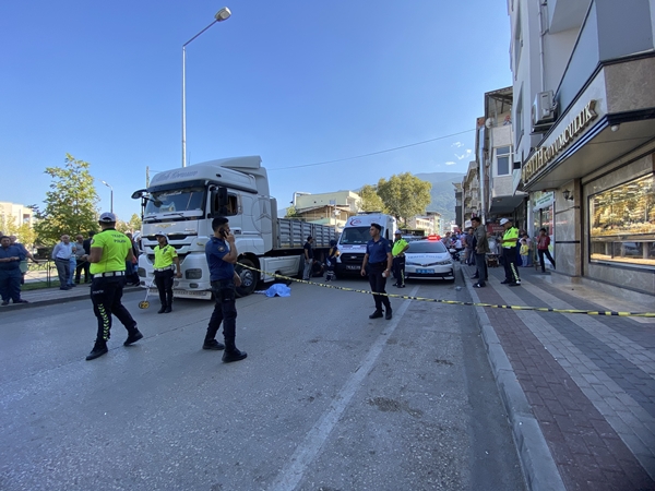Foto - Bursa'da yürek yakan olay! TIR altında kalan babalarını görünce yıkıldılar